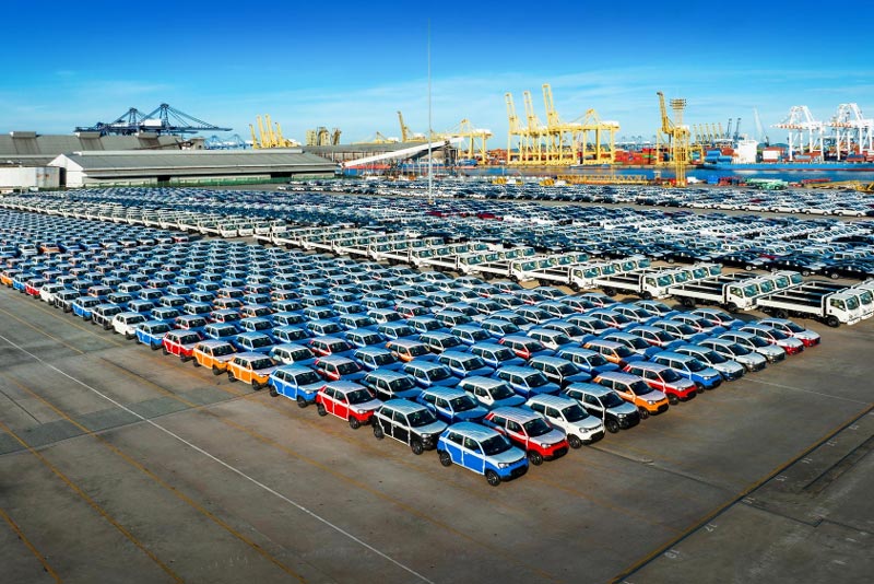 Die Autos stehen im Hof und werden verschifft sowie ins Ausland exportiert.